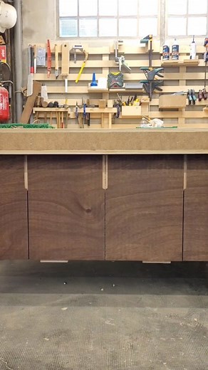 Atelier_Palam on Instagram: "On vous montre comment on a fait les usinages de prise de main pour notre table d'assemblage Usinages avec fraise à prises de main à la defonceuse sous table @kreg_europe @kregjig Parce qu'il faut bien se faire plaisir même pour des meubles d'atelier ... 😋 Vous en dites quoi ?? #build #wood #oak #assemblage #wooddesign #woodbookcase #bibliotheque #bookcase #menuiseriesurmesure #artisan #carpenter #Paris #handmadefurniture #bespoke #bespokefurniture #dressing #worksh