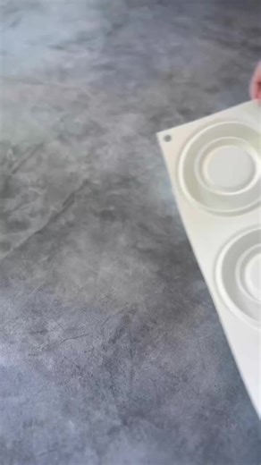 (Recipe) Plated Banoffee 🍌 - Taking the traditional flavors of the Banoffee pie to a plated dessert style, the combinations of flavors and textures makes this one of my favorites. Grab the banana crémeux recipe 👇🏼 Composition: - Short crust - Salted vanilla caramel @provagourmet_us Madagascar vanilla bean paste - Banana crémeux - Vanilla bean cream @provagourmet_us Tahitian vanilla bean - Torched bananas - Velvet spray - Speculoos crumbly, vanilla ice cream @callebautchocolate W2 couverture w