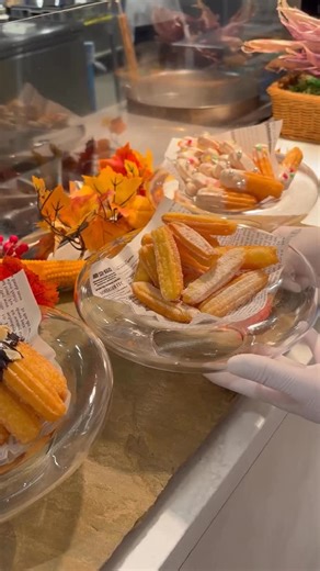 【公式】ANAクラウンプラザホテル千歳 on Instagram: "🍁スイーツ&ランチブッフェ 〜秋のデザートと中国料理〜 11月の土日祝開催のランチブッフェは シェフがオープンキッチンで揚げる 「ホテルシェフ特製 揚げたてチュロス」 が登場します。 揚げたてのチュロスは ・シュガー ・チョコ ・ストロベリー ・抹茶 ・ホワイトチョコ と5種類のトッピングで 可愛くデコレーションしてご提供💕 ご友人とご家族と 週末だけのごほうびランチを お楽しみください。 ●期間 11月土日祝 ●時間 11:30a.m.〜2:30p.m. ●料金 大人 ¥3,400 小学生 ¥1,600 幼児（3歳以上）¥600 （税込み、サービス料込み） #anaクラウンプラザホテル千歳 #北海道ホテル #千歳ホテル #ホテルランチ #北海道グルメ #千歳ランチ #北海道ランチ #anacrowneplazachitose #ihghotels #hokkaidohotel #hokkaidotrip #hokkaidojapan #lunchbuffet"