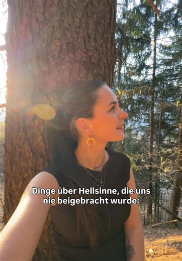 Viele Menschen glauben, Hellsinne seien etwas Übernatürliches. Dabei haben wir diese Wahrnehmung oft schon als Kinder. Intuition. Energien spüren. Menschen „lesen“ können. Doch im Laufe unseres Lebens hören wir immer wieder: „Das bildest du dir nur ein.“ „Das gibt es nicht.“ „Das ist Einbildung.“ Und so verlernen viele Menschen, auf diese feine Wahrnehmung zu hören. Dabei sind Hellsinne nichts Mystisches – sondern eine Form von Intuition und Bewusstsein, die jeder Mensch unterschiedlich stark au