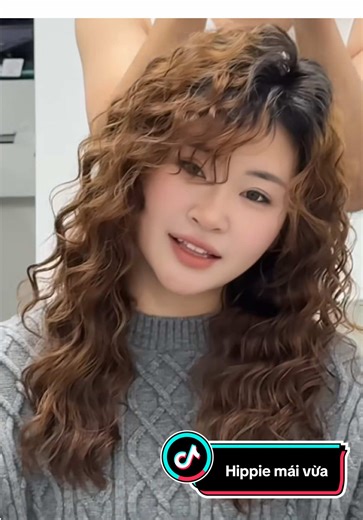 Kiểu Tóc Xoăn Hippie Mái Vừa Đột Phá Xu Hướng 2026