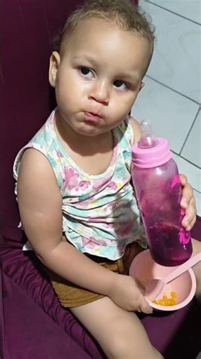 bebê ama manga 🥭 com suco de uva