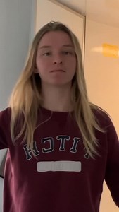 Kunne du bo på seks kvadratmeter?🏠 Fyens Stiftstidendes Laura er flyttet ind i en skurvogn med to kogeplader, et toilet og et værelse på seks kvadratmeter. Hun må derfor give afkald på bolig-komfort og flere ting, hun er glad for. Fænomenet “tiny house” eller “tiny living” er modvægten til vores stadig større boliger, og ved blot at skifte stort ud med småt sker meget af CO2-reduktionen af sig selv. 🔗 Se hvordan det går for Laura via link i bio på vores profil 👉🏼 @fyensdk #fyensdk #fyn #tv2f