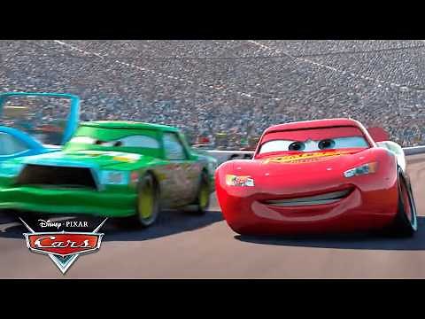 ¡Mira a Rayo McQueen compitiendo contra Strip “El Rey” por la Copa Pistón!