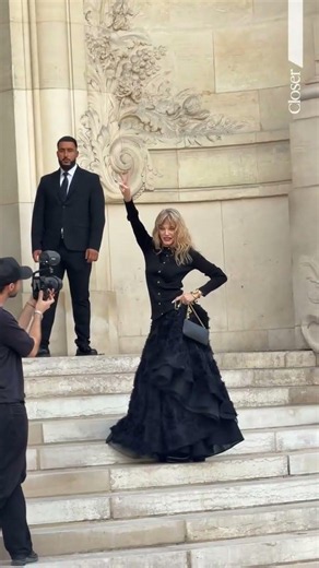 Arielle Dombasle - Défilé Chanel PFW A/H 26-27 (Closer)