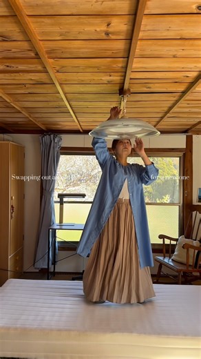 初音 on Instagram: "実家の照明が古くてチカチカしてたので、帰省して @lipro.japan のシーリングライトに取り換えました💡 子供の頃は、シーリングライトなんて実際には見たことなくてずっと憧れてたな〜って子供部屋で寝っ転がって、ふと考えたり💭 動画で手に持ってるところを見て欲しいんだけど、とっても薄くてびっくり。 白っぽくもオレンジっぽくもできて、作業の時とゆっくりする時とシーン別に切り替えられるのが良い。 実家も少しずつDIYしていきたいな🏠🍑 アイテムはこちらから⤵︎ https://bit.ly/4pOx2T0 #pr #lipro #ライプロ #目に優しいシーリングライト #シーリングライト"