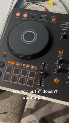 Hoping this reaches the right people… Updated all firmware and drivers as well as mutltiple software and computer resets. Im open to any USEFUL input. Im highly technical (electrical engineering background) so feel free to be detailed. #noob #seratoprodj #firsttimedj #djsoftware #pioneerddjflx4 #djtok #seratodjpro #helpme #djsoftiktok #pioneerdjs