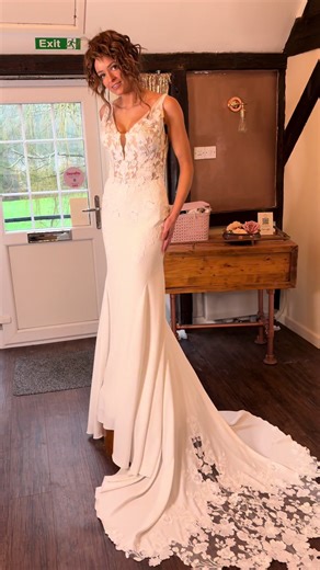 ✨ The dress that makes you turn back for one more look ✨ Elegant lace, a stunning open back, and a silhouette that hugs in all the right places. If you’re waiting for that feeling… this could be the one. Brides-to-be, come and find your wedding dress with us 🤍 📍 Kingsclere, near Newbury #WeddingDressShopping #HampshireBrides #NewburyBrides #SayYesToTheDress