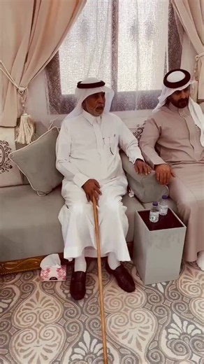 في زمنٍ باتت فيه المتردية والنطيحة والمهرّجون من رموز شُهرة " القرف والتفاهة ونقص العقل " يظهر أسم هذا الرّجل الذي يستحق الشُهرة ، بل وتسمو وتتشرّف به .. هذا - وأمثاله - من يجب أن يُعطى مكان الصدارة في مجالس الرجال ، وأن يُذكر في مجتمعنا بالخير ، شاهدوا معي ماذا فعل هذا الشهم الكريم #يحيى_بن_قانص_البشري " ودلوني على بيته " فوالله إن نفسي تشتاق لزيارته والسلام عليه ، وتقبيل رأسه ..