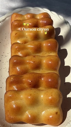 Nouvelle recette sans sucres ajoutés: Ourson citron 🍋 La recette: Un yaourt nature Avec le pot on mesure le reste des ingrédients 2 pots de farine 1 CAS de levure chimique 1CAS d'arôme de vanille 1/2 pot d'huile neutre 2 œufs Le zeste d'un citron (bio de préférence) Le jus d'un citron 15/20 minutes à 180 degrés et c'est déjà prêt ✨ #gouterenfant #recettefacile #ideegouter #maman #parentalite