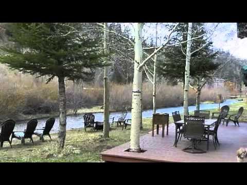 River Charm Lodge-Luxury Riverside Vacation Cabin-Red River New Mexico