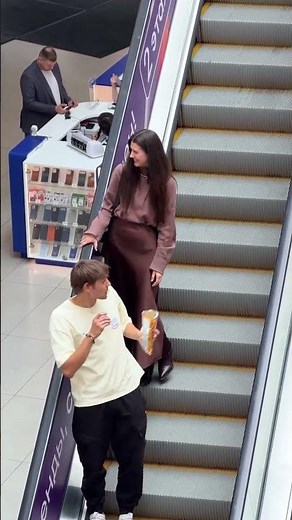 Her reaction to this prank was priceless 😂 #AlexEasy #Escalator #Pranks