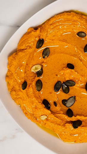 Domowa pasta dyniowa z fetą ☺️☺️ Składniki: 600 g dyni hokkaido 200 g sera fety 2 ząbki czosnku 50 g orzechów nerkowca 3 szt. suszonych pomidorów w oleju 5 łyżek oliwy z oliwek 1 łyżeczka słodkiej papryki 1 łyżeczka kurkumy Dodatki: pestki dyni Piekarnik: 190 stopni około 20 - 25 minut. • pasta • pasta dyniowa • dynia • feta • pasta z dynią • | Pyszności