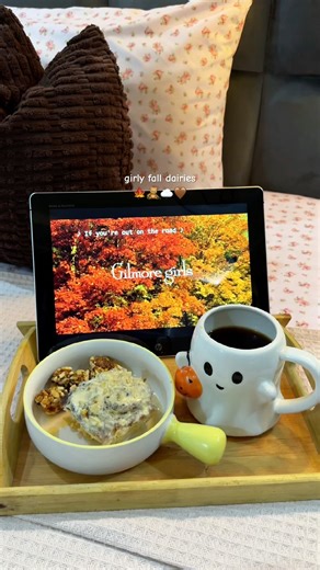 fall evenings are made for peace and tea 🍁🤎 #cozygirl #slowliving #autumn #fallvibes #cozynights