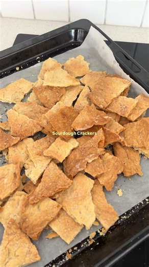 Recipe 👇🏼 Follow for more simple and delicious wholefood recipes designed by a nutritionist to help you reach your goals 🌟 This recipe is approximate as I eyeballed it. Make sure it’s a good dough consistency when laying flat and not sticky but not dry either :) Simple pantry ingredients, rosemary for flavour and goes perfect with cheese boards, dips, soups… or homemade hummus (Small batch) Ingredients 100g sourdough discard ½ cup all purpose flour 2 tbsp salted butter ½ tsp salt Rosemary (fr