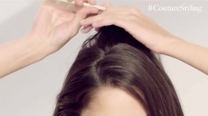 Backcombing é uma técnica clássica que permite melhorar drasticamente o volume dos cabelos sem danificá-los! Este truque permite otimizar o volume do cabelo. Como acabamento sugerimos o Powder Bluff, em pó, que irá maximizar o poder e longevidade do volume. #CoutureStyling #Kerastase #CaveloLovers #lojakpf | Loja Kérastase - Paula Ferreira