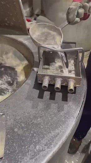 Melting tin to make 1kg bars | 5-Minute Crafts Men