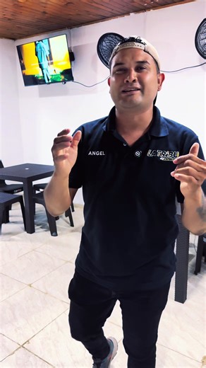 💛 Un gesto que nace del corazón 💛 Le obsequiamos un súper detalle al señor Ronald, por haber sido nuestro primer cliente en la apertura del mes de diciembre en La Tribu Express 🙌🍔 Como retribución a su confianza: momentos felices, sabor y familia. Porque aquí no solo servimos comida… creamos recuerdos ✨ 📍 Dirección: Diagonal 16 Tvs 3 N15-31, Barrio San Martín, Montería 📞 Teléfono: 310 397 9147 Gracias por ser parte de nuestra historia. La Tribu Express: donde la familia y el sabor se encue