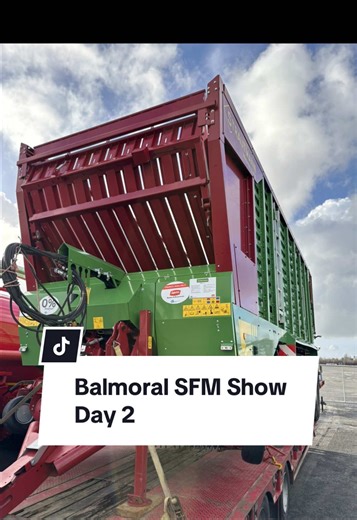 Magnon 11 - no one cuts shorter The Magnon series are well-known for their high harvesting performance and excel at the silo by high discharge speeds due to the proven swivelling front panel. Thus, these forage wagon generations cannot be surpassed in terms of throughput rate and power. With its very short cutting length, the Magnon 11 now provides these advantages. Loading capacity 42 – 52 m³ (according to DIN 11741) 22 mm theoretical cutting length Exact-Cut cutting unit with 84 turnable knive