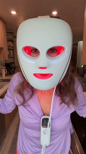 My only talent 🤣 but srsly you need this CRYO red light mask 🤩 #beautyover40 #redlightmask
