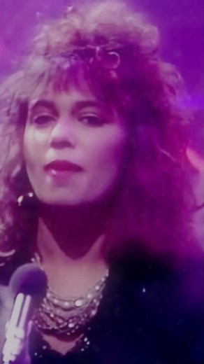 16K views · 582 reactions | Parte 2 da história da banda The Bangles: Conheça a trajetória dessa icônica banda feminina dos anos 80, responsável por grandes sucessos como "Eternal Flame" e "Walk Like an Egyptian". Ao longo dos anos, The Bangles se tornou uma das bandas mais influentes da história da música, conquistando fãs ao redor do mundo e deixando um legado imortal como uma das maiores bandas femininas de todos os tempos. | Cristóvão Vieira | Facebook