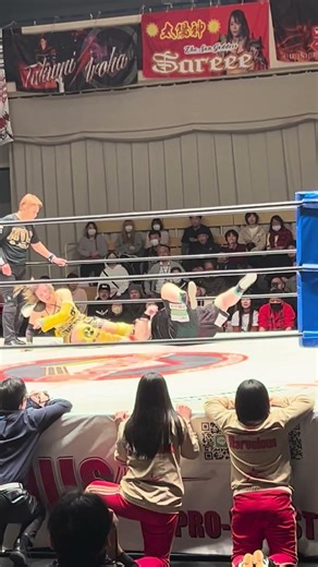 強引に クロスチョップで 押し倒す