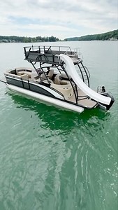 🌊Want a double-decker pontoon boat for the family or larger parties? We’ve got you covered.✅ The Solstice RD 270 is the ultimate luxury pontoon boat. It seats 17 people comfortably and has a slide for endless fun on the water. Whether hosting a family outing or entertaining a larger group of friends, this spacious and stylish pontoon boat has you covered. With two levels of deck space, including an upper sundeck for soaking up the sun and enjoying breathtaking views, and a lower deck with ample