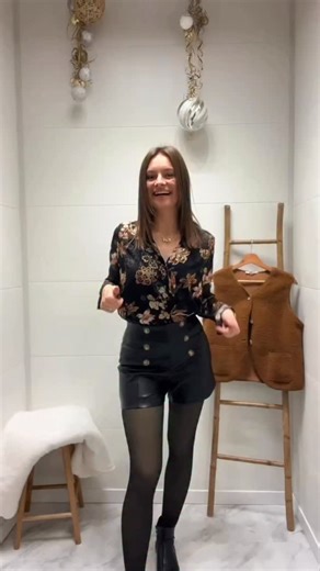 Une chemise fleurie. Un short en cuir. Et le détail qui change tout : le gilet. La tenue facile à enfiler, confortable, mais toujours stylée — du matin jusqu’au soir ✨ 🧥🌸🤎 #lookdujour #outfit #ootd | Acce's Mode