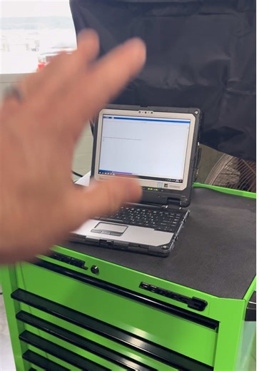 Ever been told “your car just needs a software update”… but nobody explains why? 🤔 Modern vehicles are computers on wheels. Programming isn’t just pushing a button it’s a controlled, manufacturer-specific process that keeps your vehicle running safely and correctly. This video shows a small part of what vehicle programming actually involves 👇 Because doing it wrong can cause major problems. #VehicleProgramming #CarComputer #CheckEngineLight #AutoDiagnostics #ModernVehicles
