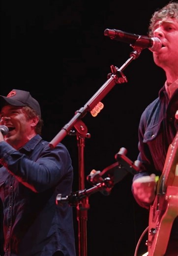 Singing The Boss with Mr. Brightside for the ‘Dena’ @The Killers #altadena #livemusic #concert