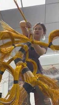 Young lady wove golden tree with 10,000 iron wires through 73 trials. #Handmade process#