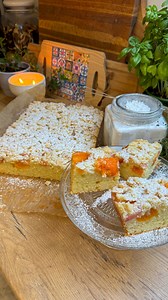 Ciasto jogurtowe z morelami i migdałową kruszonką⤵ Mięciutkie i pyszne, morele się rozpływają i smakują rewelacyjnie. Ciasto nawet na drugi dzień jest dalej wilgotne i nie traci nic na smaku. Polecam do kawy będzie idealne... Składniki: na kruszonkę: 125 g roztopionego masła 125 mąki pszennej 100 g cukru 50 g zmielonych migdałów 50 g płatków migdałów na ciasto: 4 jajka 440 g maki 2 łyżeczki proszku do pieczenia 1 szkl oleju (250ml) 1 szkl jogurtu greckiego (250ml) 180 g cukru ok 1 kg moreli (mog