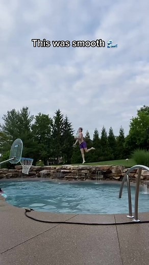 This was actually impressive 😳👏 (via @William) #pool #summer #dunk #basketball