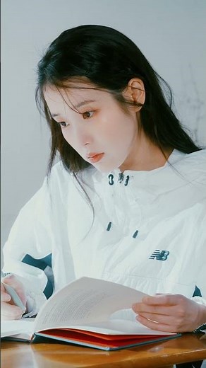 뉴발란스 | Nano-light windbreaker with 아이유