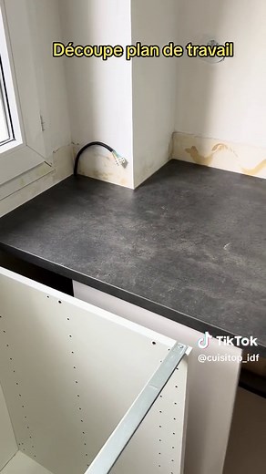 Découpe parfaite d'un plan de travail cuisine
