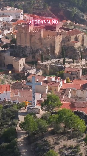 🏰✨ El Castillo de Yeste, una majestuosa fortaleza medieval en la Sierra del Segura, te invita a vivir una experiencia histórica inolvidable con diversas actividades: 1. Explora el Castillo: Recorre sus torres y murallas, y sumérgete en la historia que albergan sus muros. 2. Centro de Interpretación Medieval “Tierra de Frontera”: Descubre la historia de la Orden de Santiago y su influencia en la región a través de exposiciones interactivas. 3. Museo Etnológico: Conoce las tradiciones y costumbre