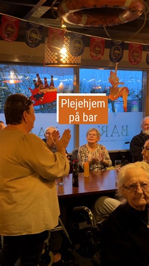 Fyens.dk on Instagram: "Cigaretrøg, fadøl og sang i lange baner 🍻🎶 24 beboere fra Troelskær og Lindhøj Plejehjem i Munkebo indtog det lokale værtshus BAR’n. Der blev sunget lystigt med, mens der blev fortalt røverhistorier og drukket alt fra en enkelt appelsinsodavand til tre fadbamser. 🔗 Læs mere via link i bio på vores profil 👉🏼 @fyensdk Foto: Viggo Skov Hansen #fyensdk #fyn #musik #bar"