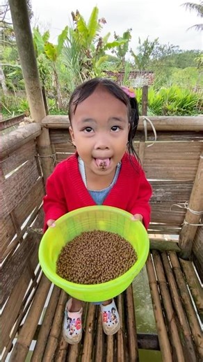 Neng Alda Feeds Fish Part 140 #peacefulvillage #villagechildren #fish
