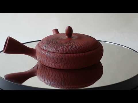 常滑焼の伝統工芸士が作った究極の極平型急須 とびかんな 藻掛け 朱泥 １５０ｃｃ 回してみました