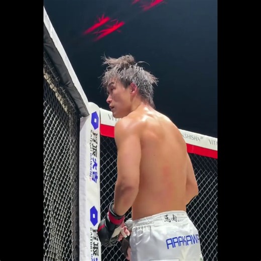 【感動】宇佐美正パトリックが細川一颯に温かい喝！最高の激闘の結末疲労とダメージで試合後のマイクで声が出ない一颯↓宇佐パト「ハッキリ喋ろ！ｗ」（愛のある喝）↓ 一颯「あなたの様に強くなれる様に頑張ります」 ↓ 宇佐パト「一颯ありがとう！」激闘が終わった後の二人のやり取りが格好良すぎるし、温かすぎるわ。 疲労とダメージでまともに声が出ない一颯に対して、宇佐パトが「ハッキリ喋ろ！ｗ」と笑顔で愛のある喝を入れるシーン、本当に最高だったよね。一颯の「あなたの様に強くなれる様に頑張ります」というリスペクトに満ちた言葉と、それに応える宇佐パトの「一颯ありがとう！」。 お互いの全力をぶつけ合ったからこそ生まれる絆、マジで最高の試合だった。最後に溝口が本当に「ありがとう」と声をかける姿もぐっと来るものがあるよな。#朝倉未来 #ブレイキングダウン