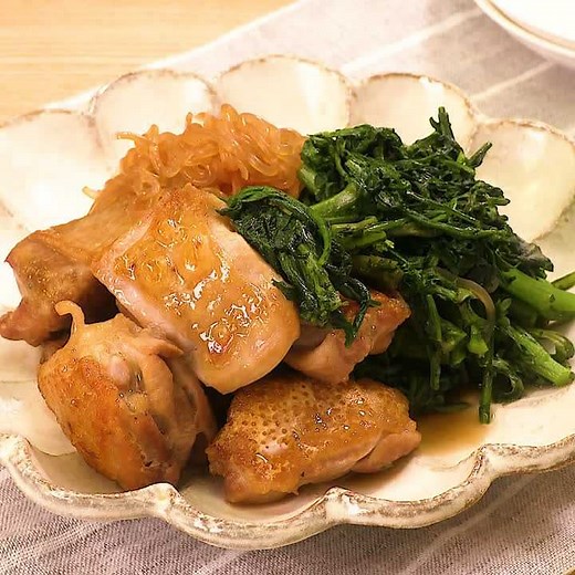 ご飯がすすむ！ 春菊と鶏のすき煮のレシピ動画・作り方 | デリッシュキッチン
