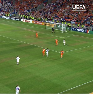Arshavin dummies past Ooijer and nutmegs Van der Sar 😦👏 Which EURO was this from? 🤔 #FlashbackFriday | UEFA EURO
