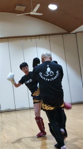 キック女子蹴りの受け返しトレーニングで冬場の体脂肪燃焼系キックボクササイズ。