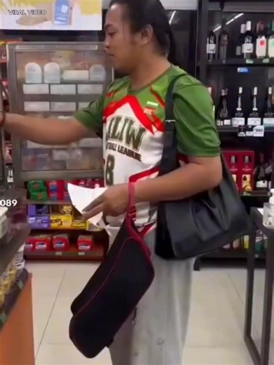 SK Chairman ng Barangay Bubukal, Sta. Cruz, Laguna, Inisyu-an ng Notice to Explain Dahil sa Viral Convenience Store Video Nahaharap sa pormal na imbestigasyon si SK Chairman Mark Adrian Napiza matapos isyuhan ng Notice to Explain (NTE) kaugnay ng nag-viral na video sa loob ng isang convenience store. Sa clip, makikitang pinaghahawakan ni Napiza ang mga panindang siopao at hotdog, na agad umani ng pambabatikos online. Ayon sa inisyung NTE, bilang isang halal na opisyal, obligasyon ni Napiza na su