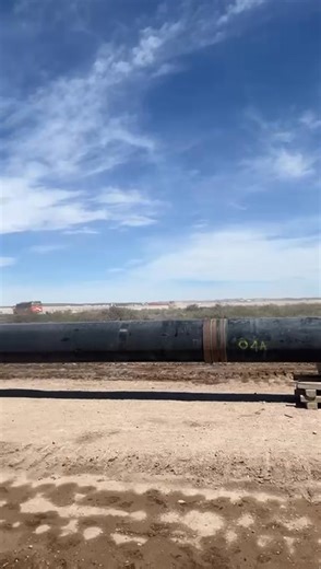 👉🏻 VMOS completó la última soldadura automática del oleoducto que une Vaca Muerta con el Atlántico. ✅ El Oleoducto Vaca Muerta Oil Sur (VMOS) finalizó hoy la última soldadura automática en línea regular en el ingreso a la Terminal Portuaria de Punta Colorada, donde se almacenará el crudo de Vaca Muerta, para su futura exportación a partir de diciembre de 2026. ✅Con este nuevo hito, VMOS culminó los trabajos de soldadura automática del oleoducto de 437 kilómetros de extensión y 30 pulgadas (762