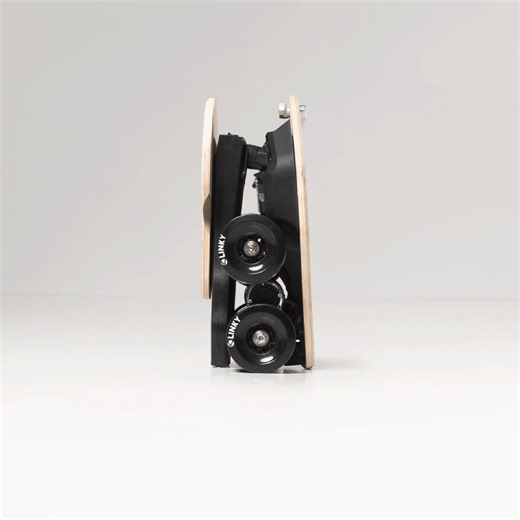 foldable electric longboard 'linky 2.0' can fit in a backpack or carry-on luggage https://tinyurl.com/3j9zhsar | designboom