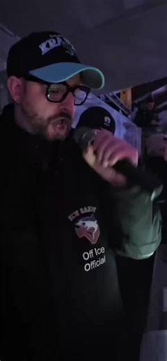 Hi, ich bin Elmo. Wenn das Licht ausgeht, die Musik einsetzt und du weißt: Jetzt hören dir alle zu. Das ist mein Job als Stadionsprecher bei den Jadehaien in Sande. Eishockey ist mehr als ein Spiel. Es ist Emotion. Und ich darf mittendrin stehen. ##Stadionsprecher #Eishockey #Jadehaie #Sande #heatedrivalry