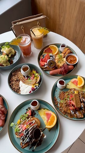 Arian Amiri - London Blogger on Instagram: "Break The Fast is an award winning Caribbean fusion breakfast & brunch restaurant located in Catford! @breakthefastlondon What we ordered: 🍳The Works - Pancakes topped with whipped cream, fresh fruit, maple syrup, BTFL seasoned house baked beans, hash browns, fried eggs, turkey bacon & chicken sausage [£15] 🍞Biscoff Banana Bread French Toast served with fresh fruit & whipped mascarpone [£10] 🍞Oreo Brioche French Toast served with fresh fruit & whipp