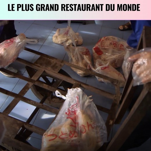 La taille de ce restaurant est hallucinante 🤯, on s'y perdrait presque ! | Pure TV