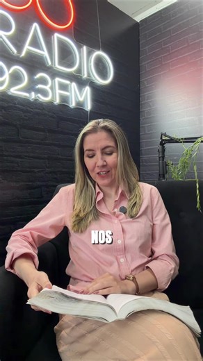 “La Semana que cambió la historia”. Día 7 — Cuando todo parece en silencio. El cuerpo de Jesús está en la tumba. Todo parece haber terminado. Los discípulos están en silencio, con miedo, con dolor… y sin entender. El que era su esperanza había muerto, y con Él, todo parecía apagarse. Es un día de espera, de incertidumbre, de preguntas sin respuesta. Pero aunque no lo veían, Dios seguía obrando. Porque el silencio de Dios no es ausencia, es proceso. Y ese mismo Dios que prometió resurrección tamb